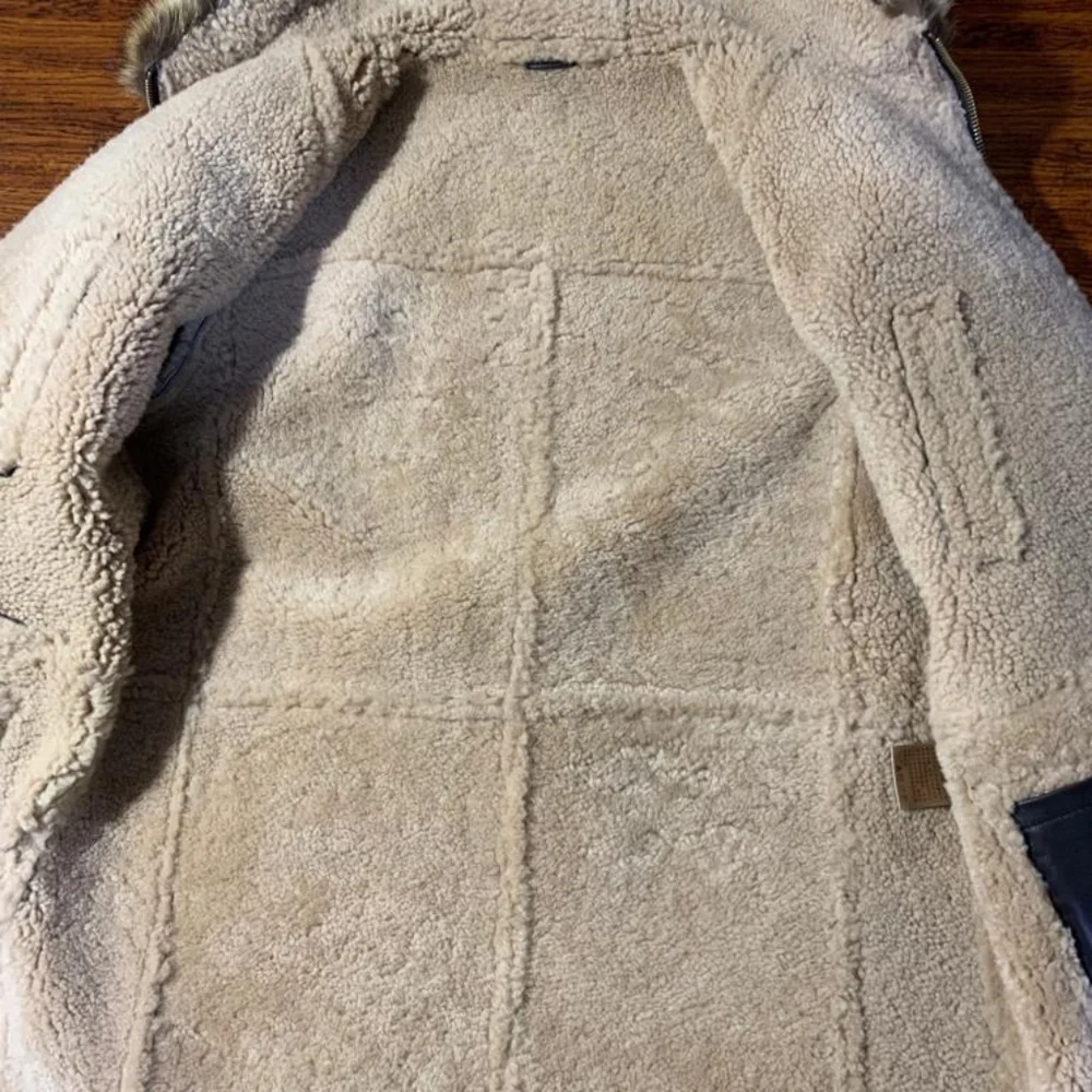 Shearling - Picture 3 of 3